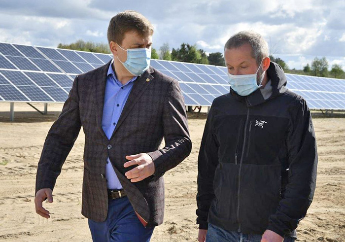 Голова рівенської ОДА Віталій Коваль (на знімку ліворуч) першим побачив роботу сонячної електростанції на території обласного індустріального парку. Фото надав автор
